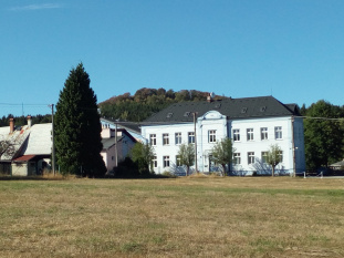 Nobilis budova, V hora, Czech